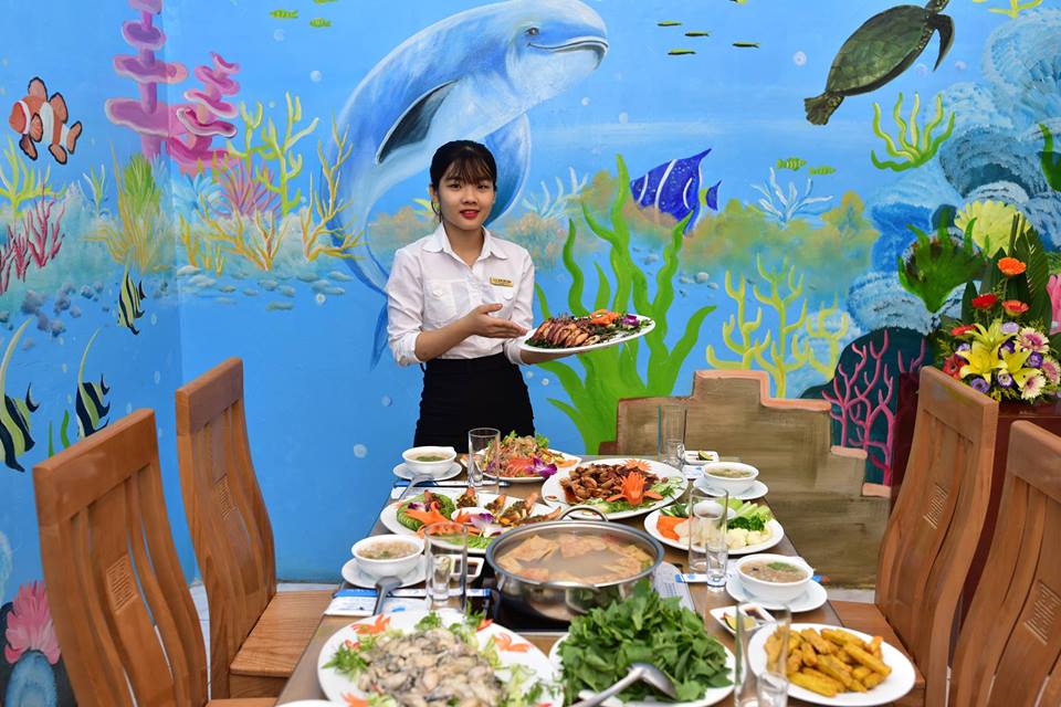 Phục vụ thân thiện, vui vẻ